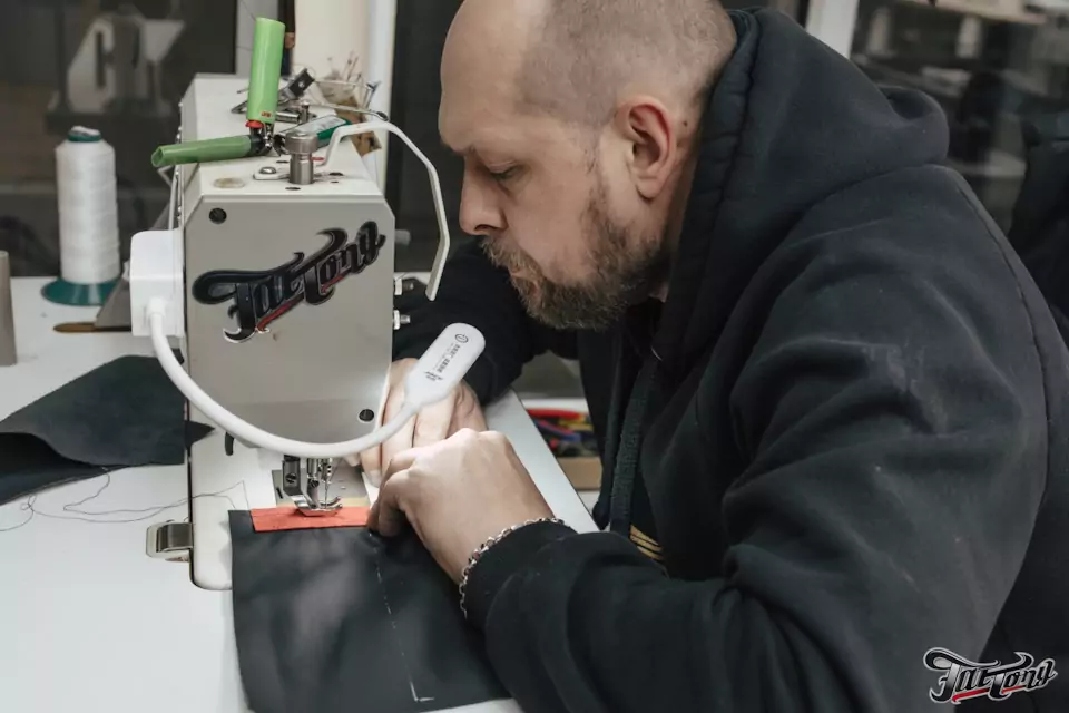 Перетяжка руля с контрастной нулевой отметкой и замена ремней безопасности на цветные в салоне Mercedes GLE 43